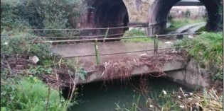 URA retira una antigua cobertura en el Rio Granada, en Trapagaran