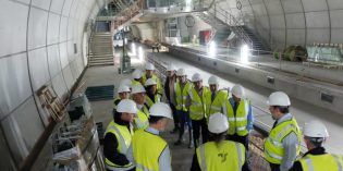 Una delegación de las Juntas Generales visitan las obras de la Línea 3 del metro