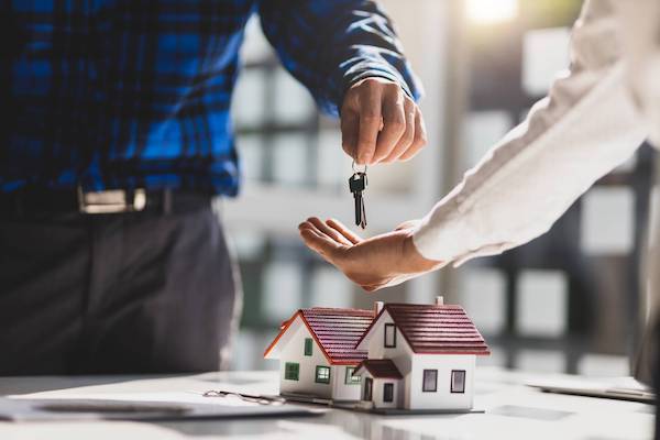 La compraventa de viviendas cae un 14,9% interanual
