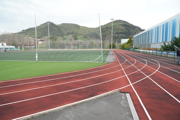 Muskiz renueva el pavimento de la pista de atletismo del polideportivo