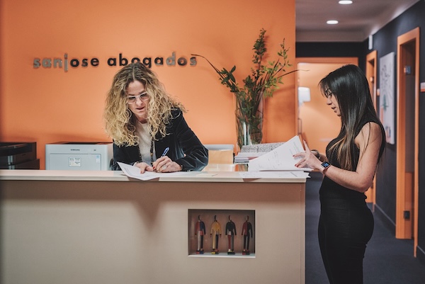 San José Abogados y el Periódico Construcción firman un acuerdo de colaboración