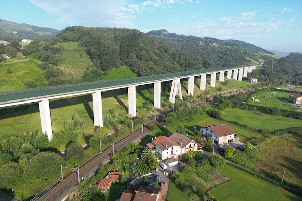 Transportes adjudica las labores para tender la catenaria en toda la ‘Y’ vasca