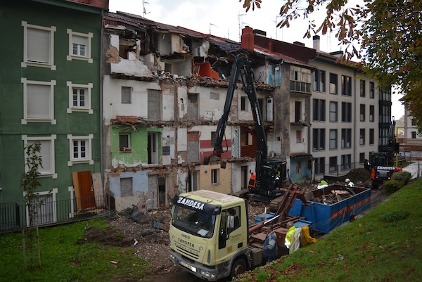 Sestao inicia el derribo de los edificios de Txabarri 37 y 39