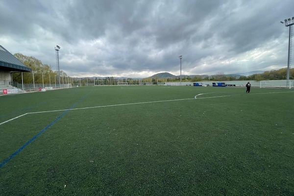 Vitoria va a renovar el césped artificial del campo de Adurtzabal