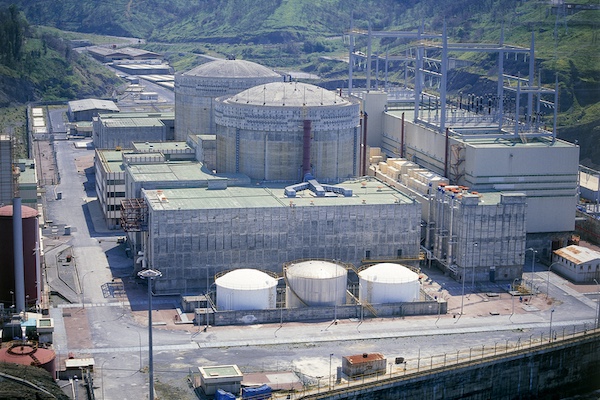 Arranca la reparación del dique exterior de la central de Lemoiz