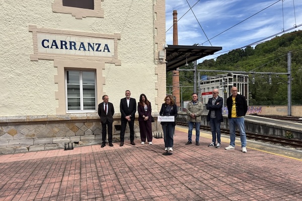 Lakua estrena la lanzadera ferroviaria que conecta Carranza con Aranguren