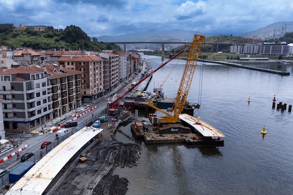 Colocado el primer tramo de la pasarela «All Iron» que unirá Barakaldo y Erandio