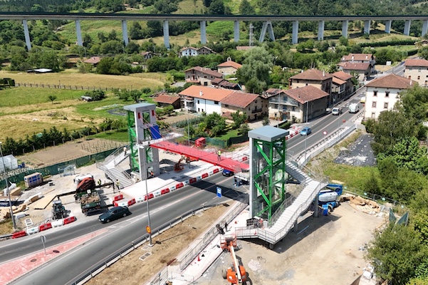 Bizkaia instala una pasarela peatonal elevada en Amorebieta