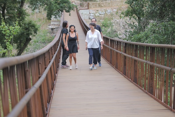 Bermeo estrena una pasarela sobre el arroyo Madari